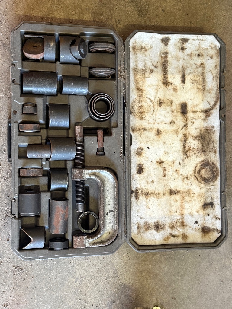 (1) Ball joint press and U-joint service tool kit