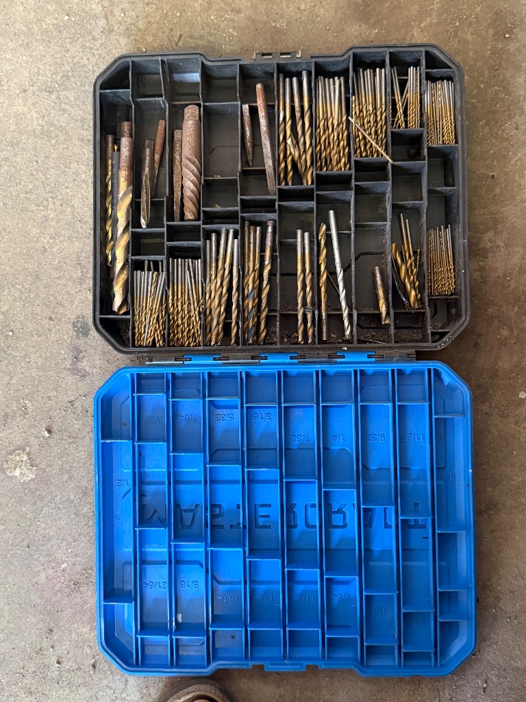 (1) Mixed Lot of Drill Bits & Extractors