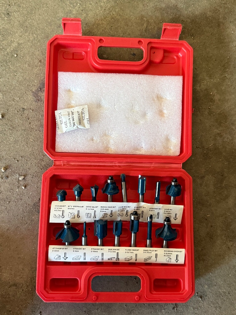 (1) 15-piece router bit set