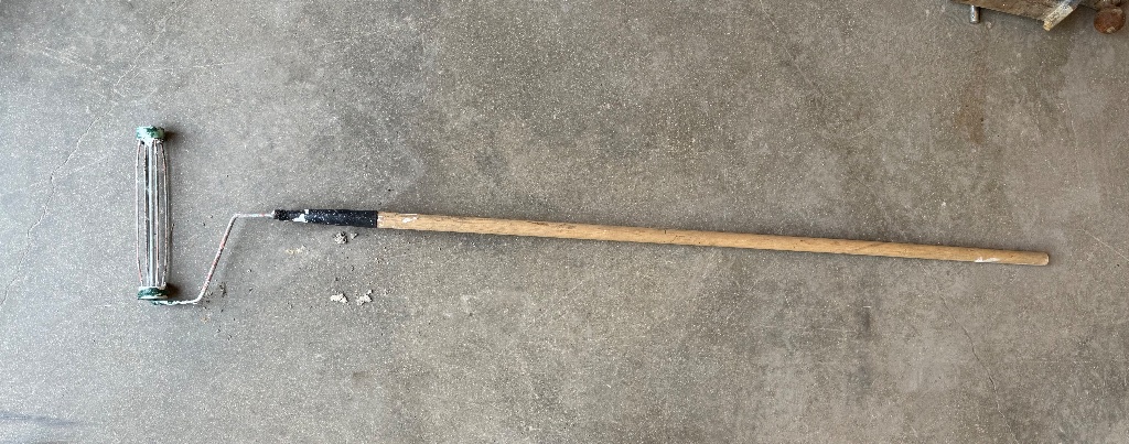 (1) Paint roller frame with extension handle