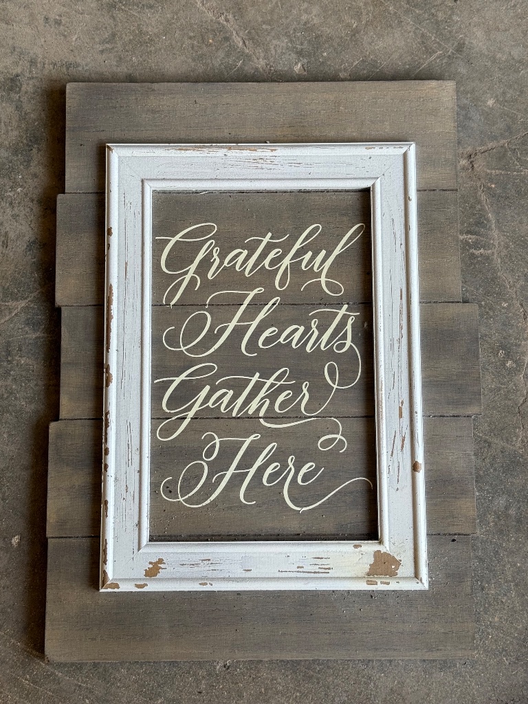 (1) 'Grateful Hearts Gather Here' decorative wall sign