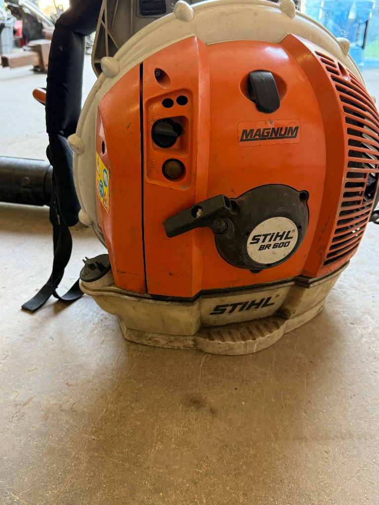 (1) Stihl BR 600 Magnum backpack leaf blower