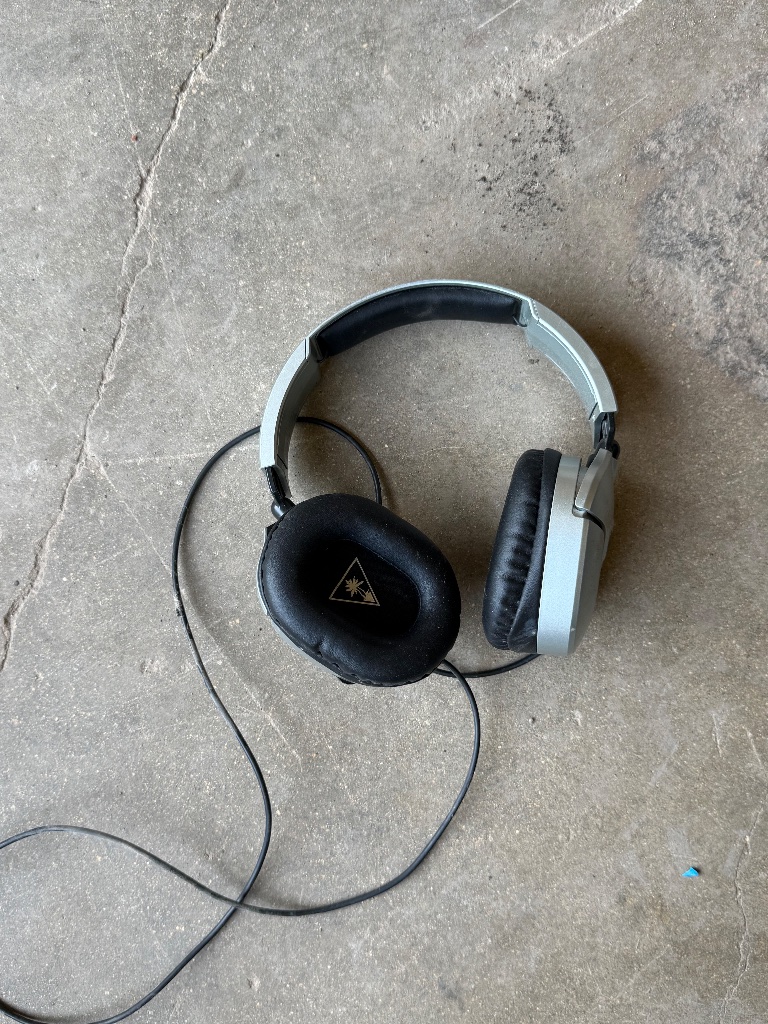 (1) Turtle Beach wired headphones