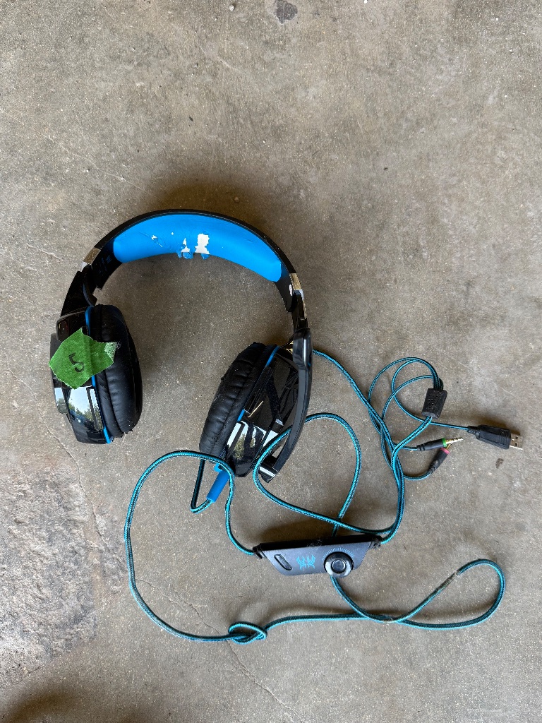 (1) Gaming headset