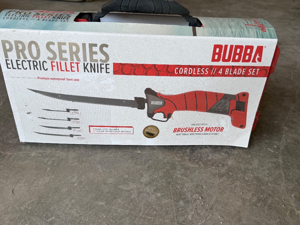 Bubba Pro Series electric fillet knife with 4 blade set