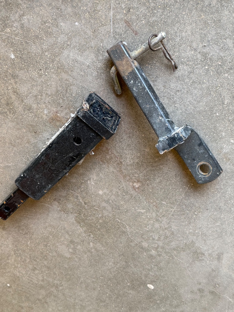 (1) Lot of trailer hitch components