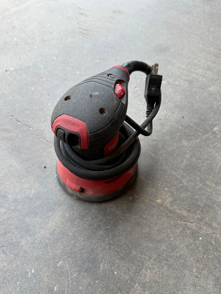 (1) Milwaukee corded random orbit sander