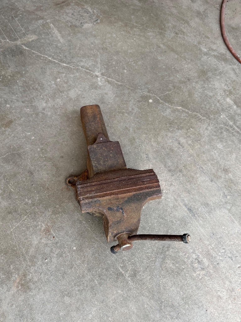 (1) Post vise / leg vise