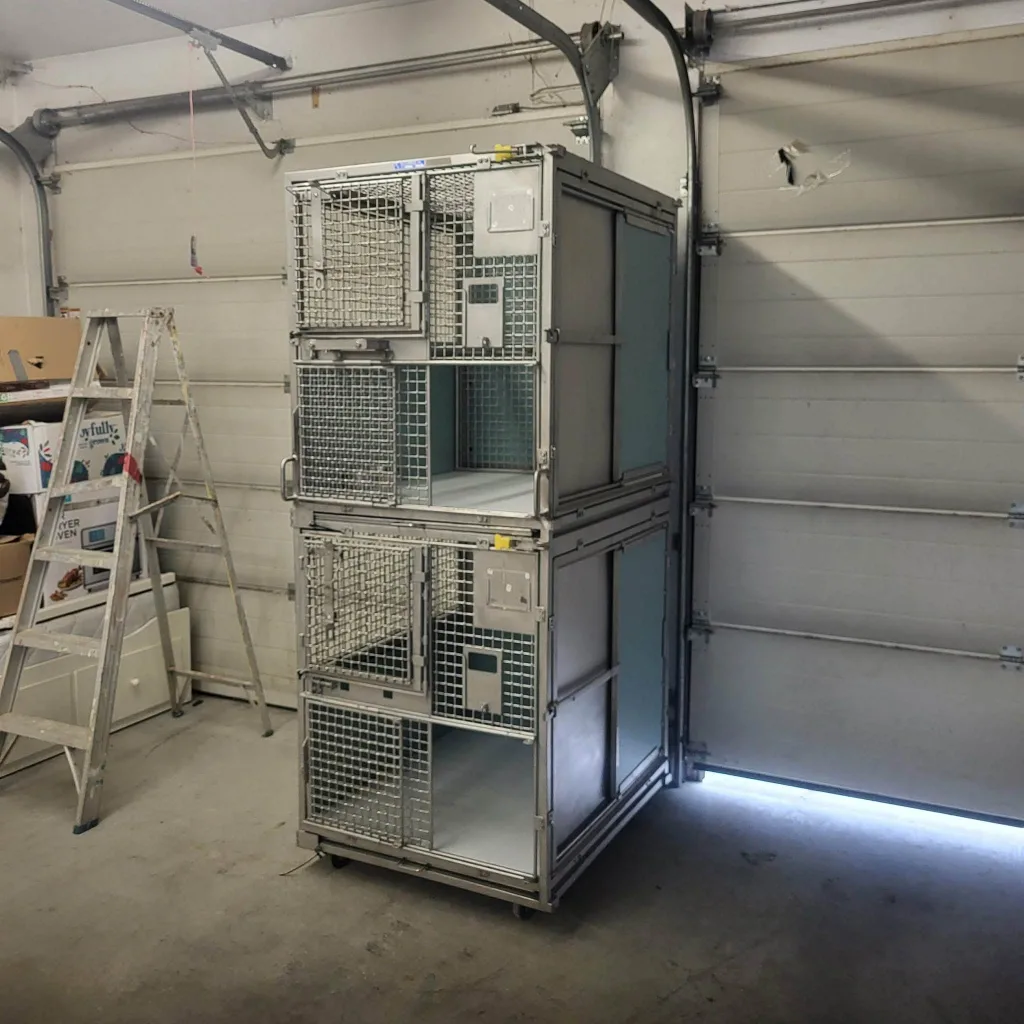 (1) Modular Animal Kennel Bank on Casters