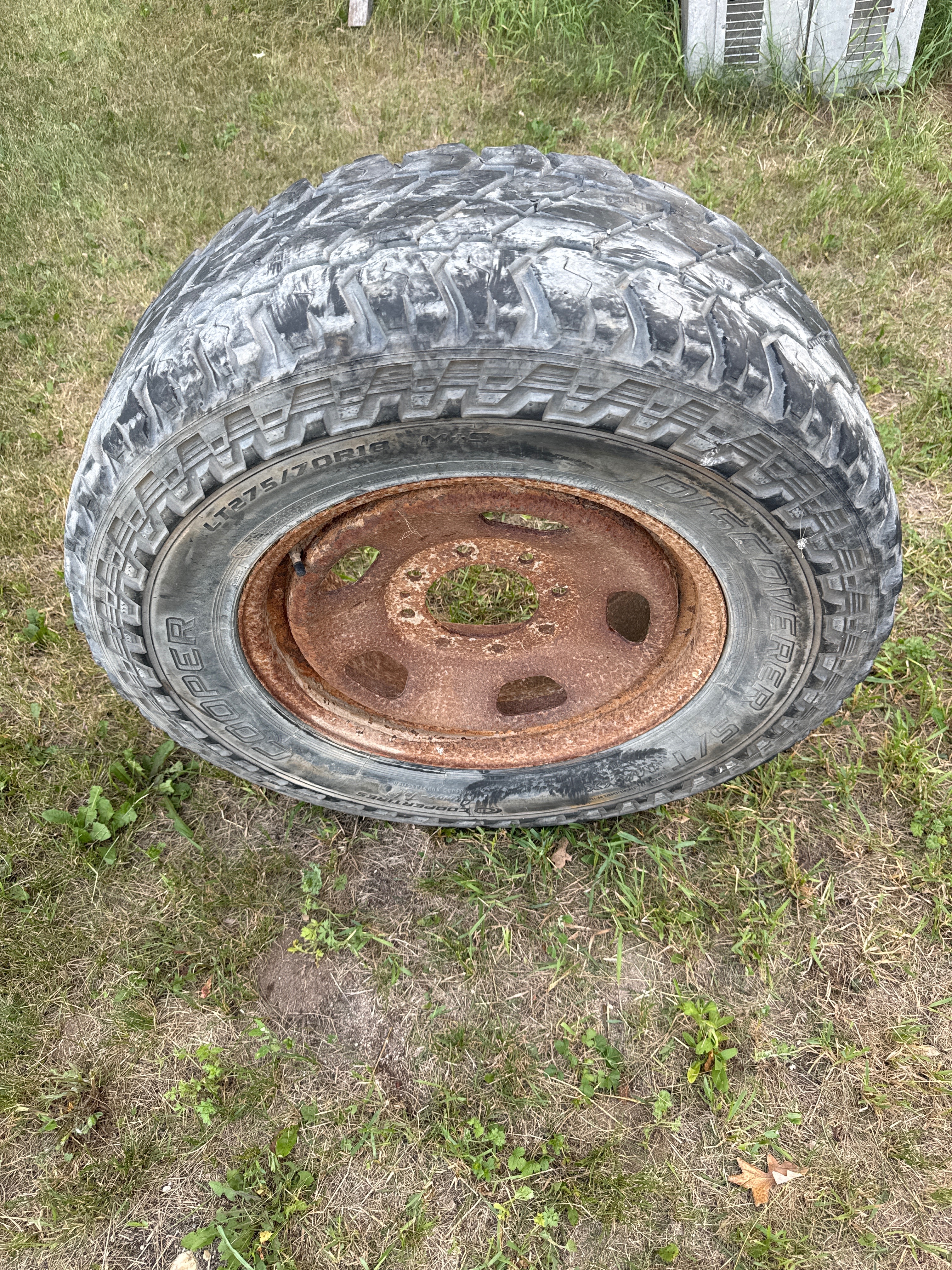 275/70/18 Rim & Tire 9/32