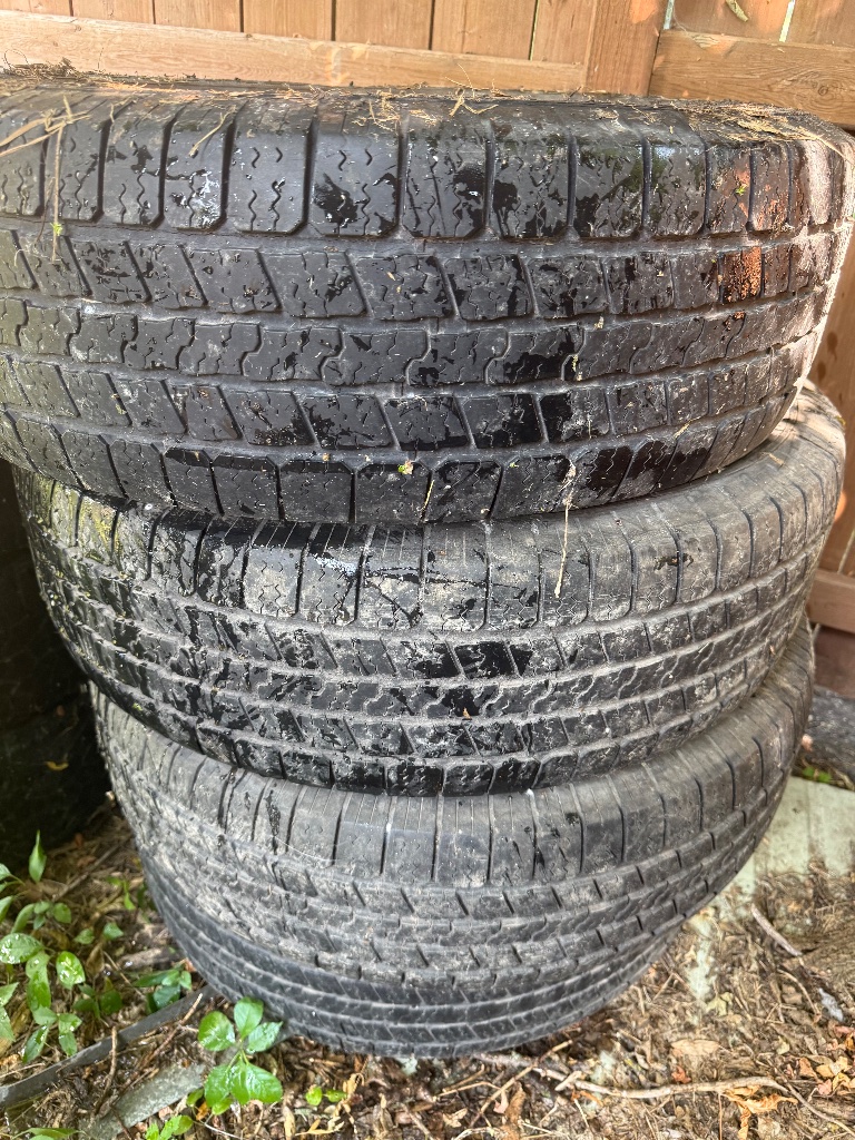 (4) P265/70R17 tires