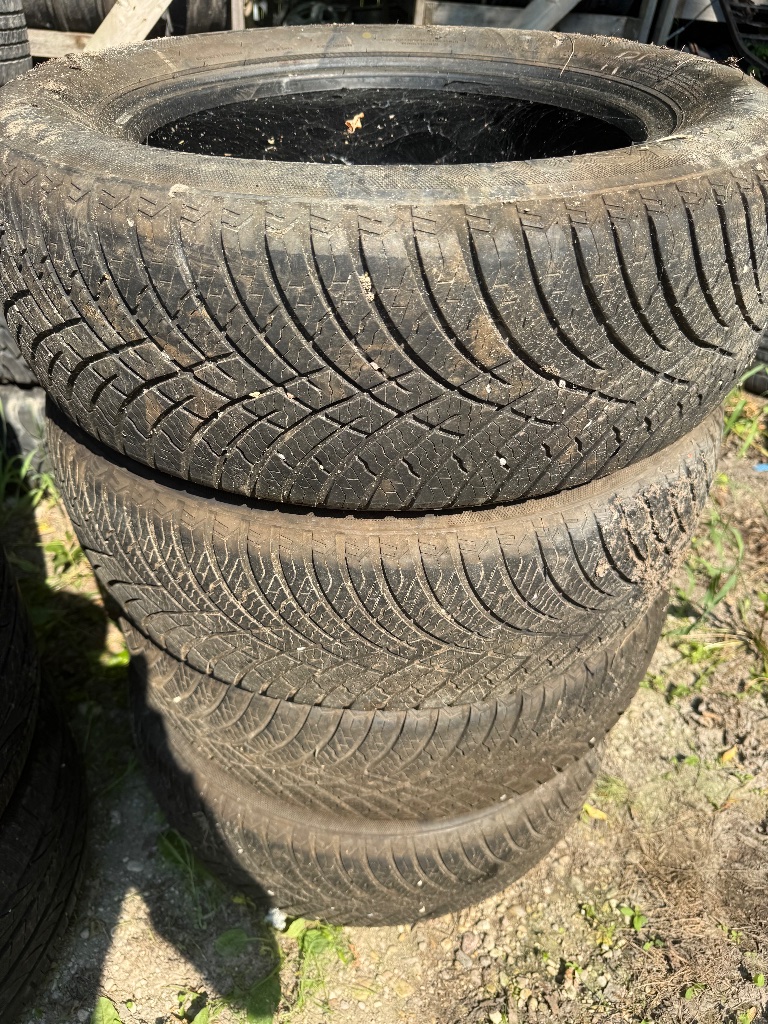 (4) 225/60R17 Tires