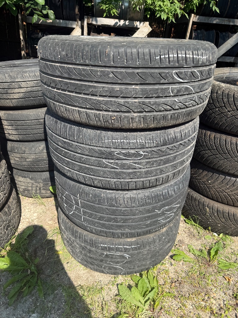 (4) 255/45R19 tires