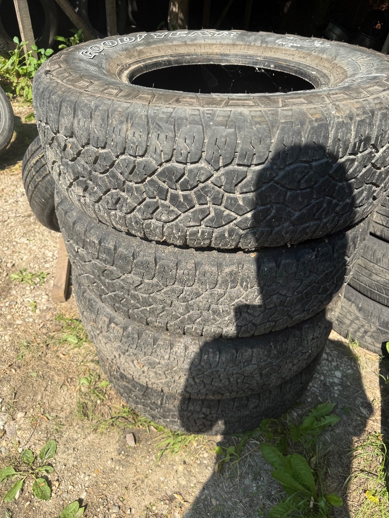 (4) Goodyear Wrangler 265/75R16 tires