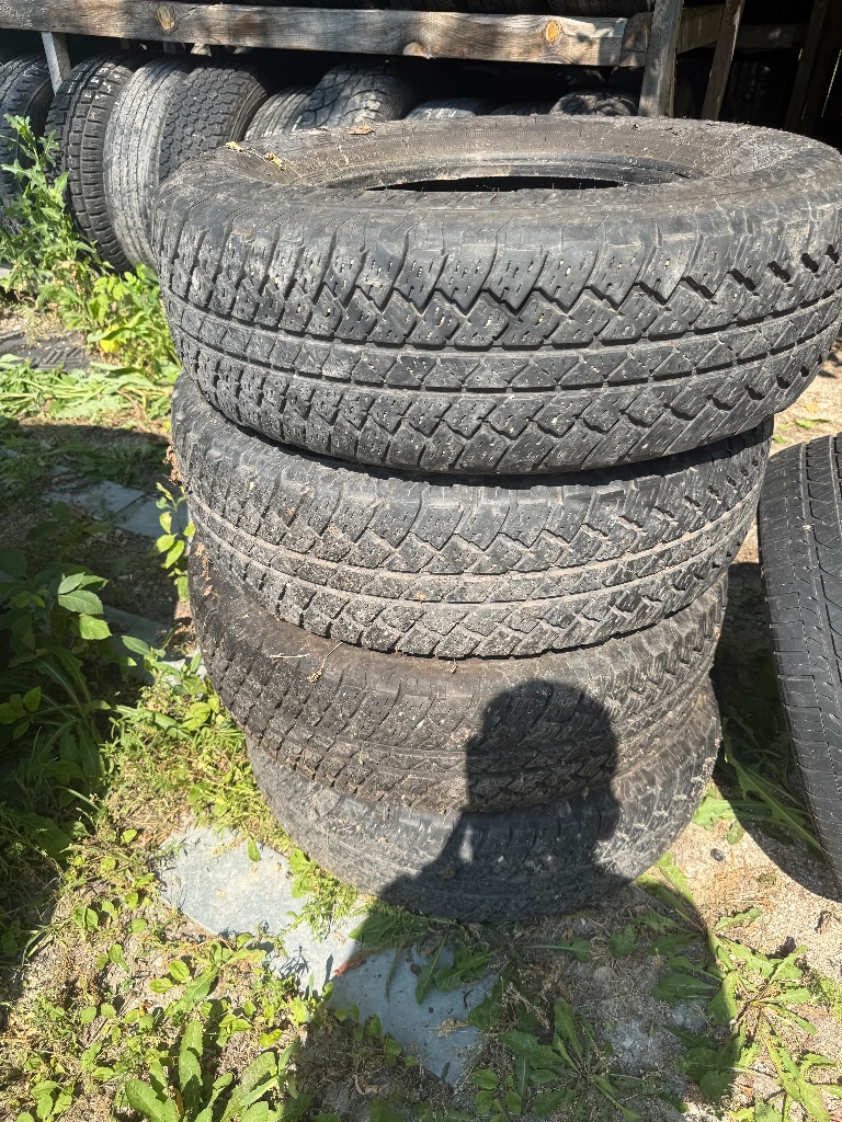 (4) 255/70R18 tires