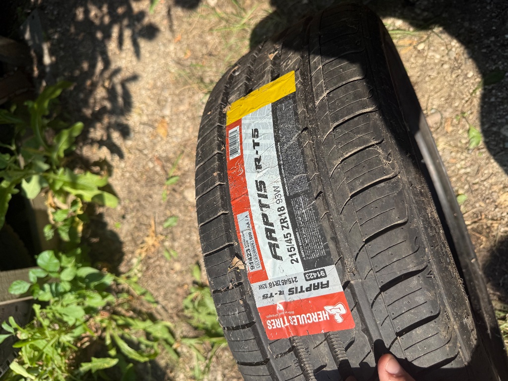 (1) Hercules Raptis R-T5 215/45ZR18 93W tire
