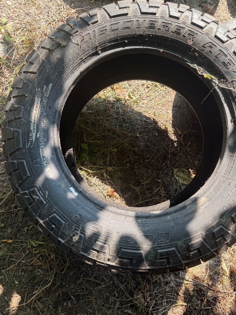 (1) Cooper Discoverer AT3 tire 285/60R20