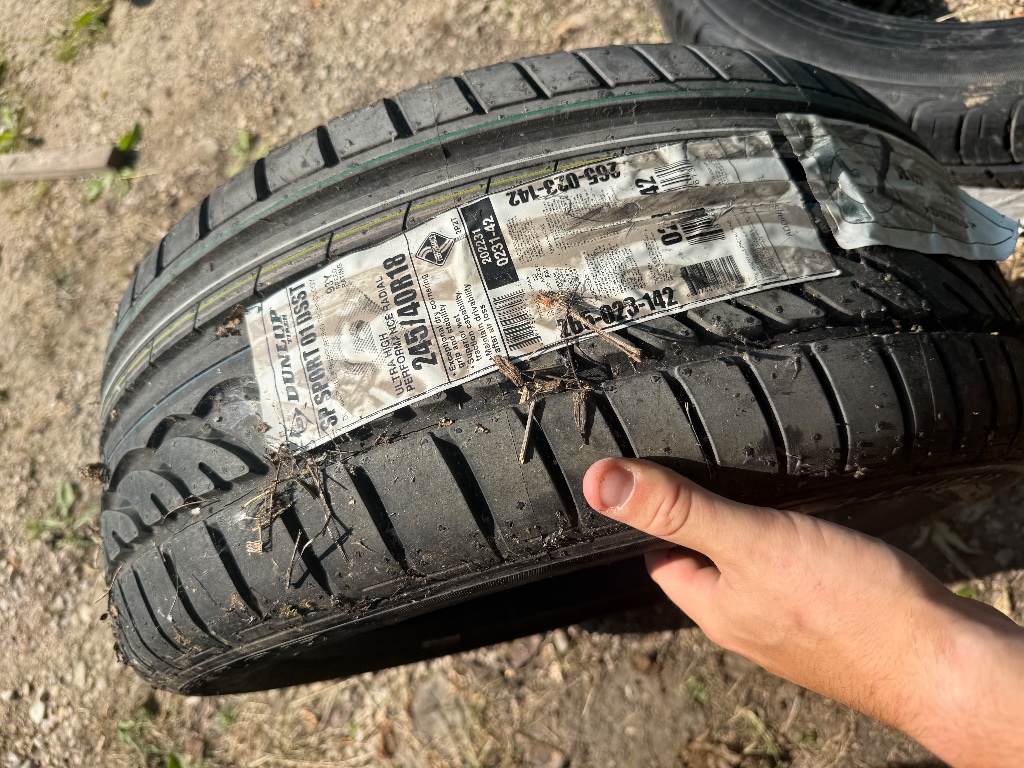 (1) Dunlop SP Sport 01 DSST 245/40R18 tire
