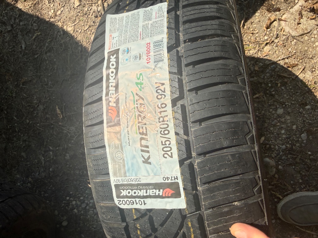 (1) Hankook KINERGY 4S 205/60R16 tire